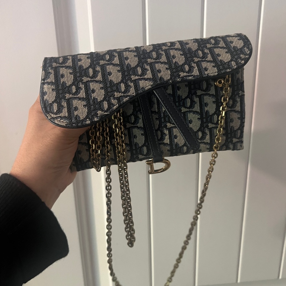 Long Saddle Wallet with Chain

Blue Dior Oblique Jacquard